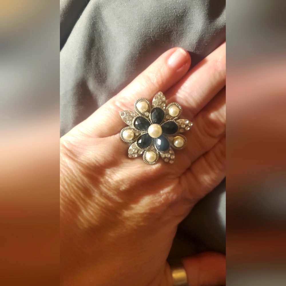 Elegant Silver and Black Floral Ring